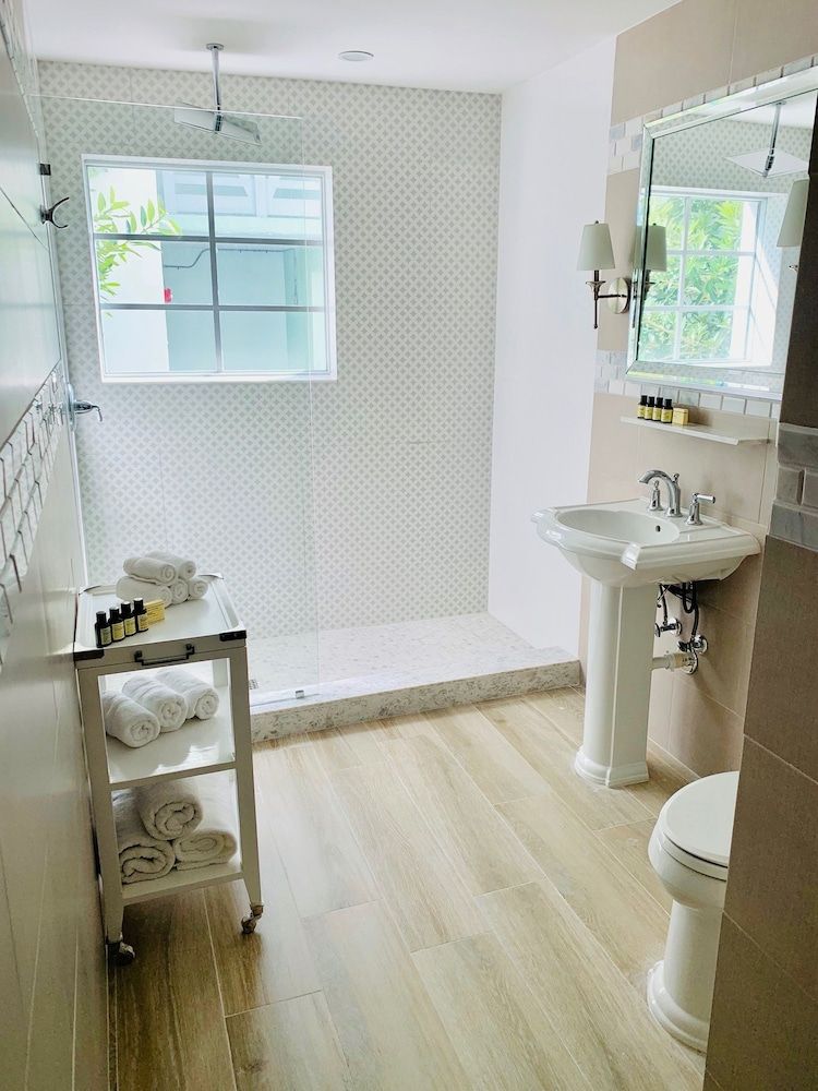 Henrosa Hotel Classic Room, 1 Queen Bed 10