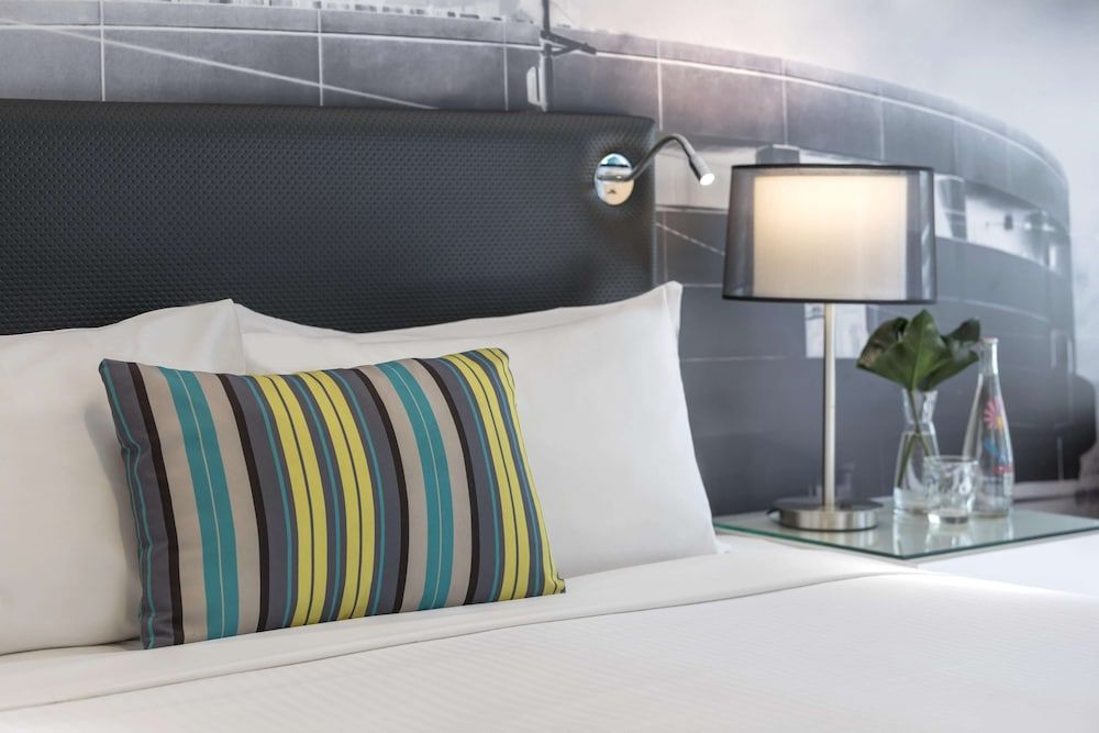 Oaks Melbourne on William Suites Studio Apartment -Balcony 3