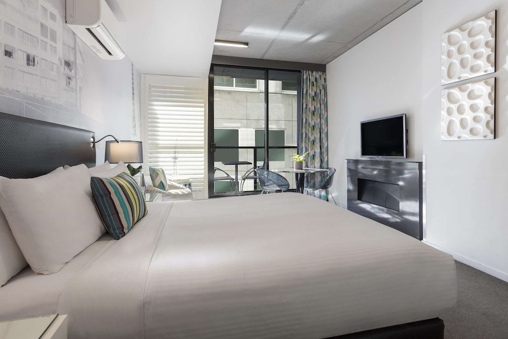 Oaks Melbourne on William Suites Studio Apartment -Balcony