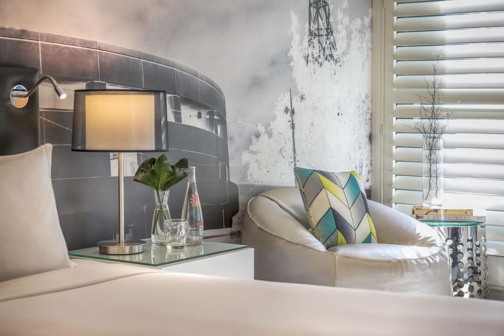 Oaks Melbourne on William Suites Studio Apartment -Balcony 2