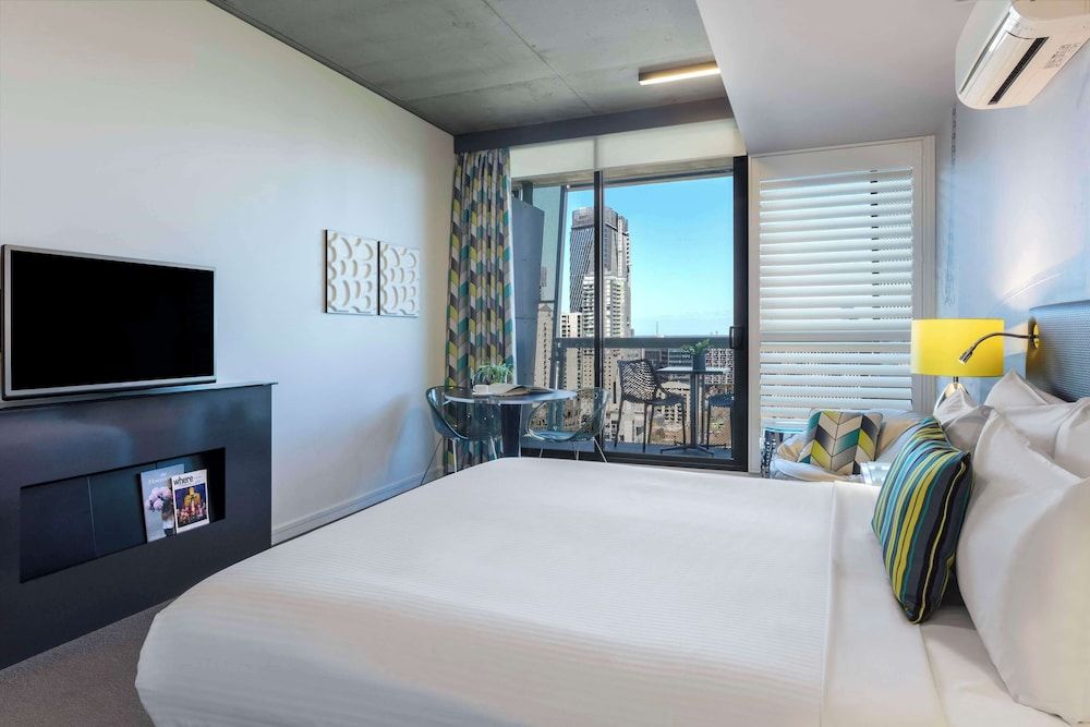 undefined Oaks Melbourne on William Suites 7