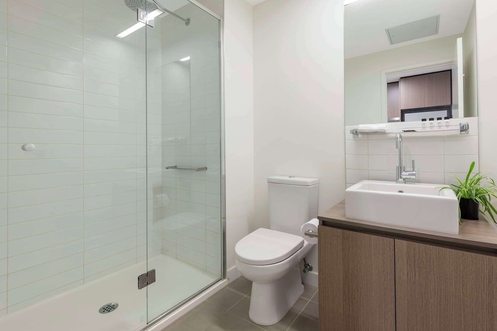 Oaks Melbourne on William Suites Studio Apartment -Balcony 6