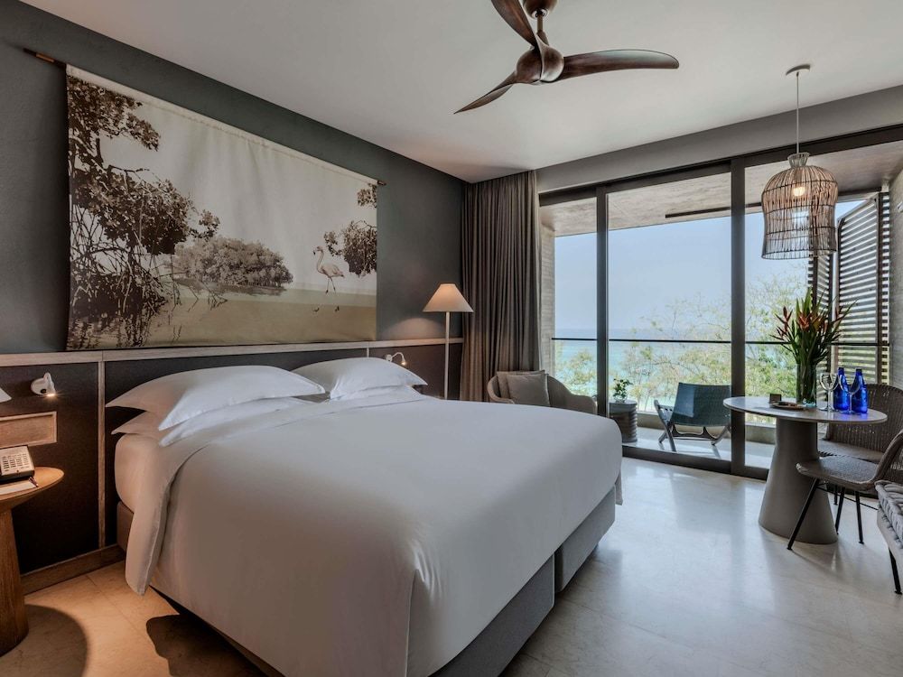 Superior Room, 1 King Bed, Oceanfront