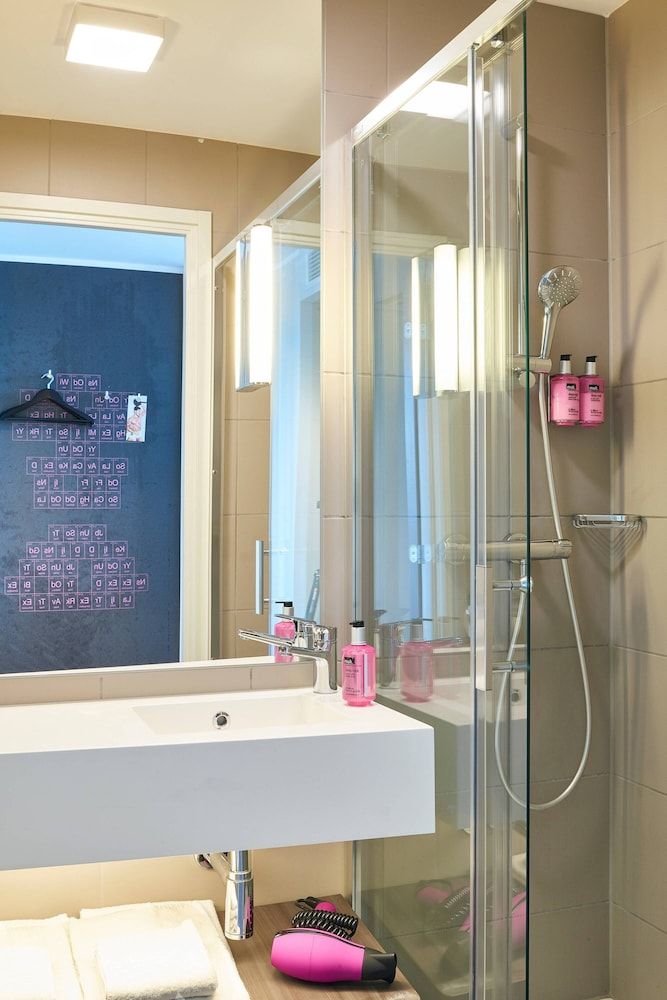 Moxy Paris Charles de Gaulle Airport Room, 1 Queen Bed, Non Smoking 4