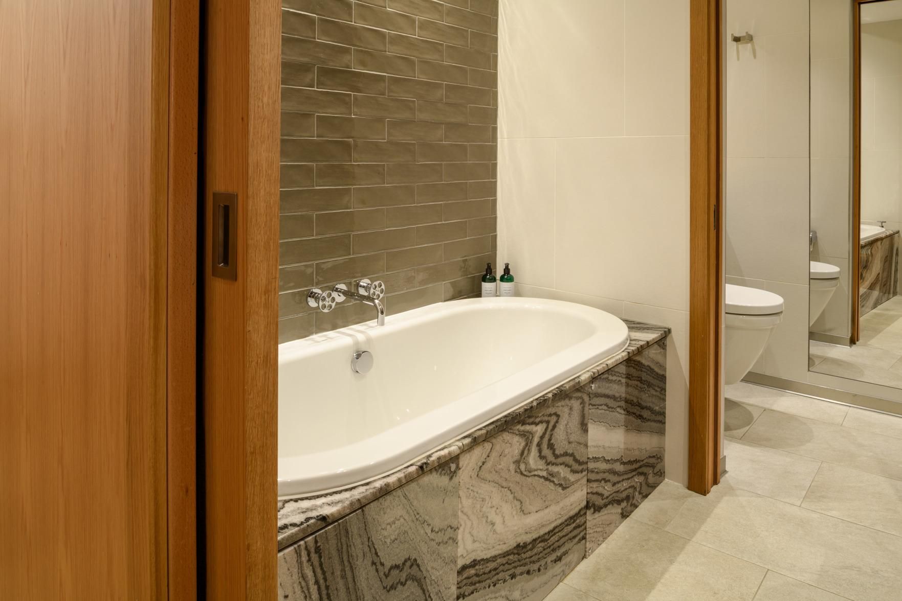 Roomy-Bath