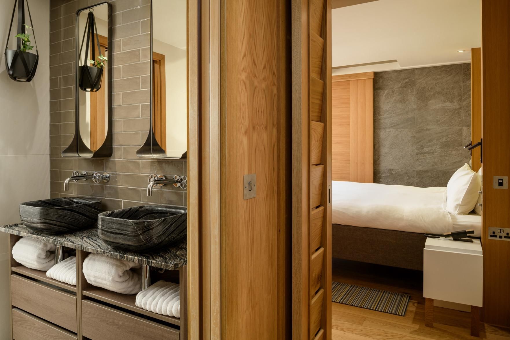 Roomy-Bath