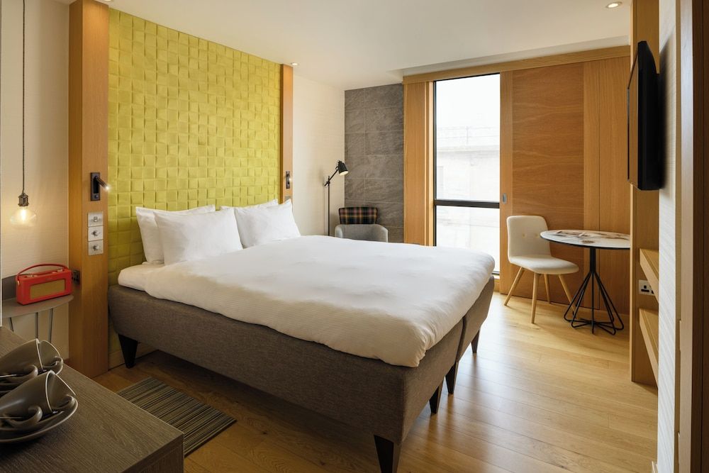 Market Street Hotel Room (Vista)