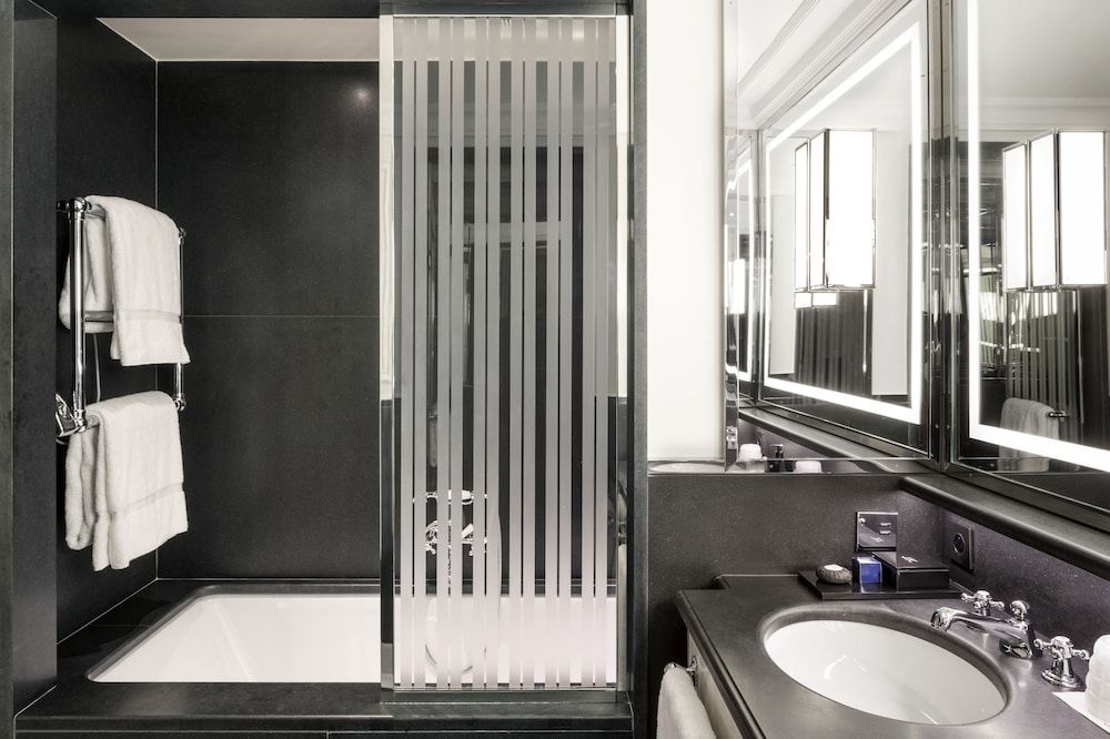 undefined J.K. Place Paris 8