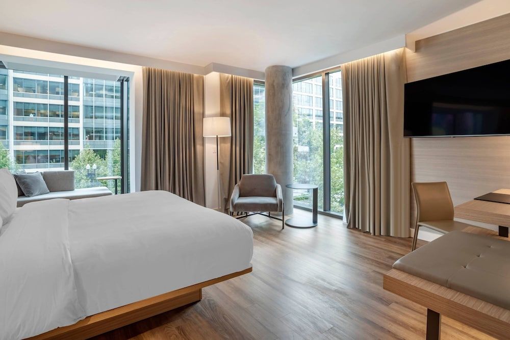 Room, 1 King Bed, Corner