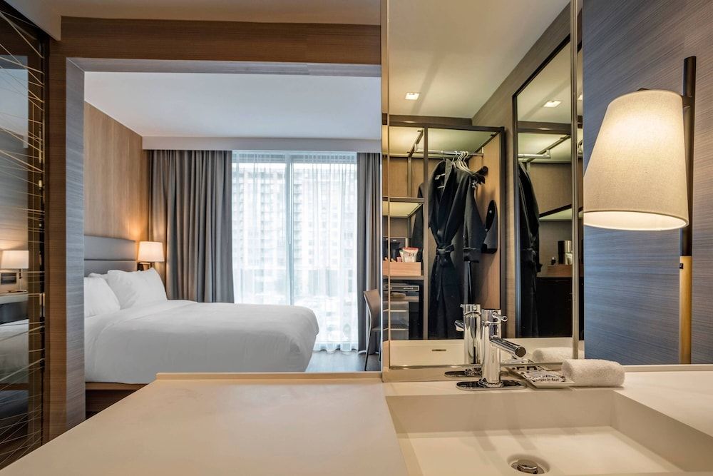Room, 1 King Bed (Hearing Accessible)