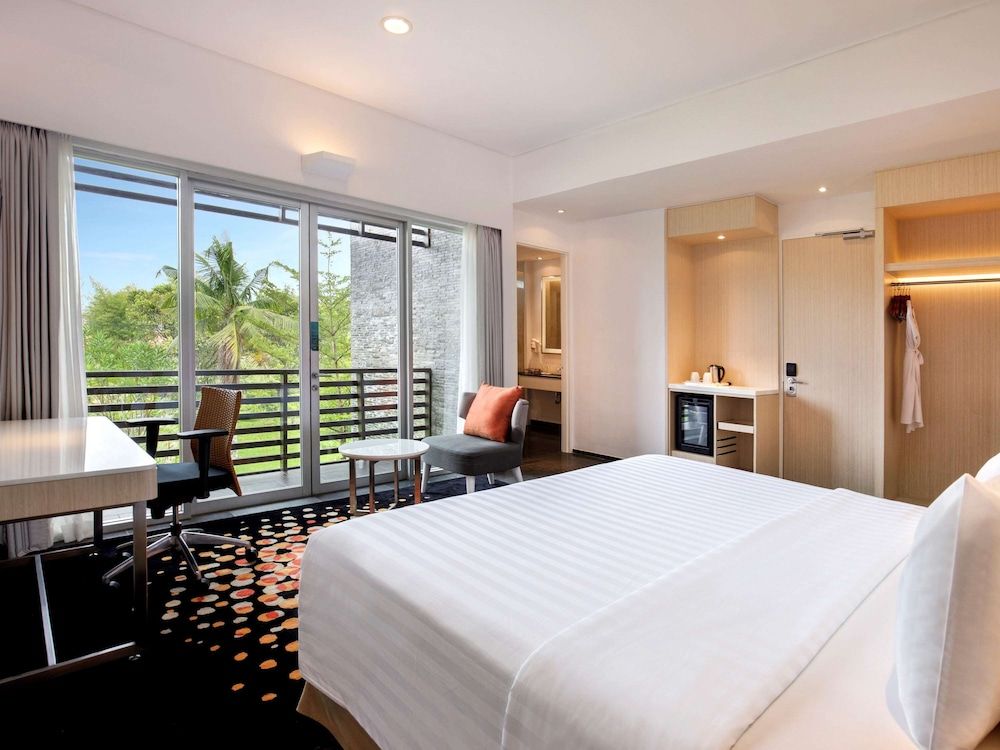 Superior Room, 1 King Bed, Pool View