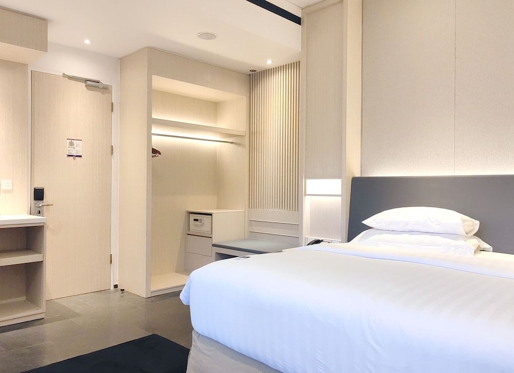 Superior Room, 1 King Bed, Pool View