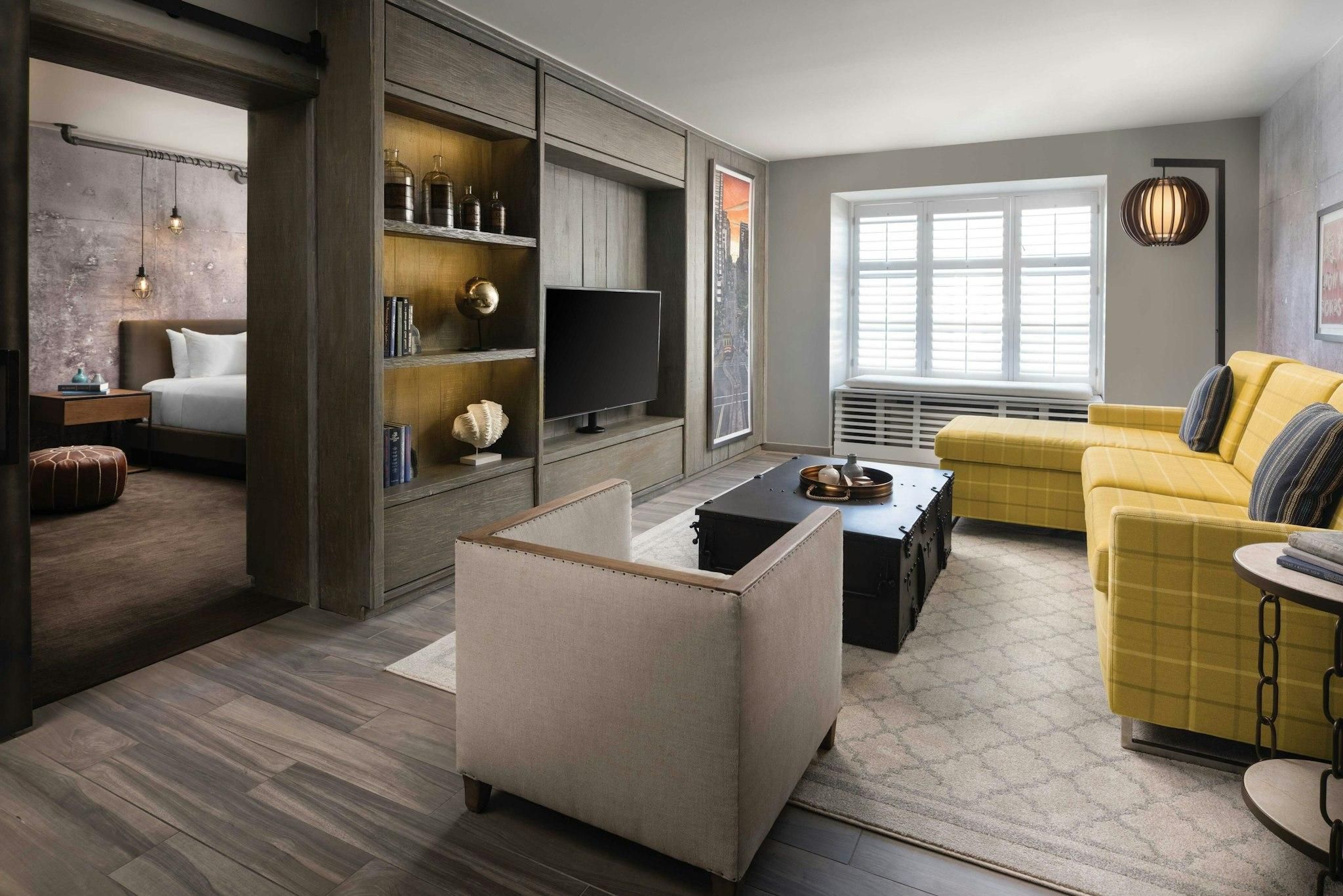 1 Bedroom Suite, 1 King, Sofa bed, Courtyard view