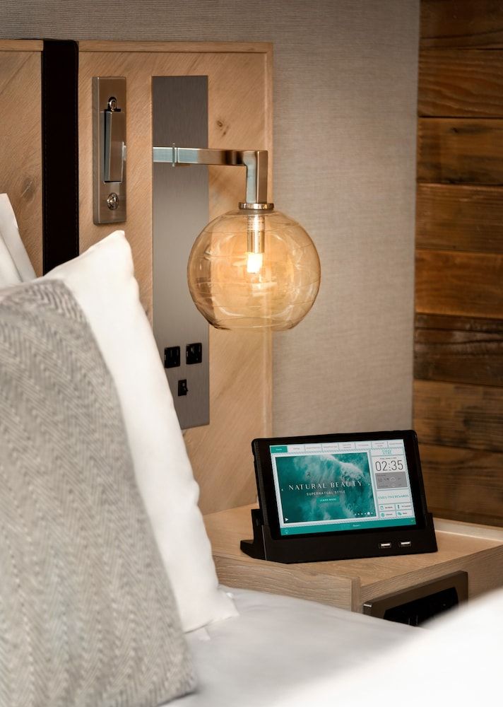 Seaside Hotel North Vancouver Deluxe Queen Accessible 5