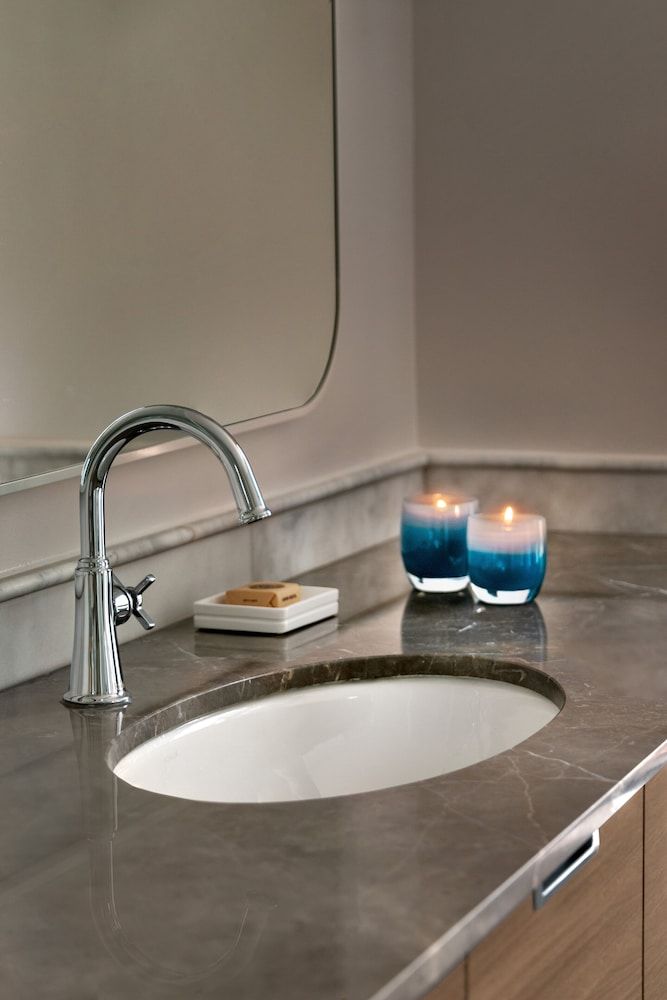 Seaside Hotel North Vancouver Deluxe Queen Accessible 3