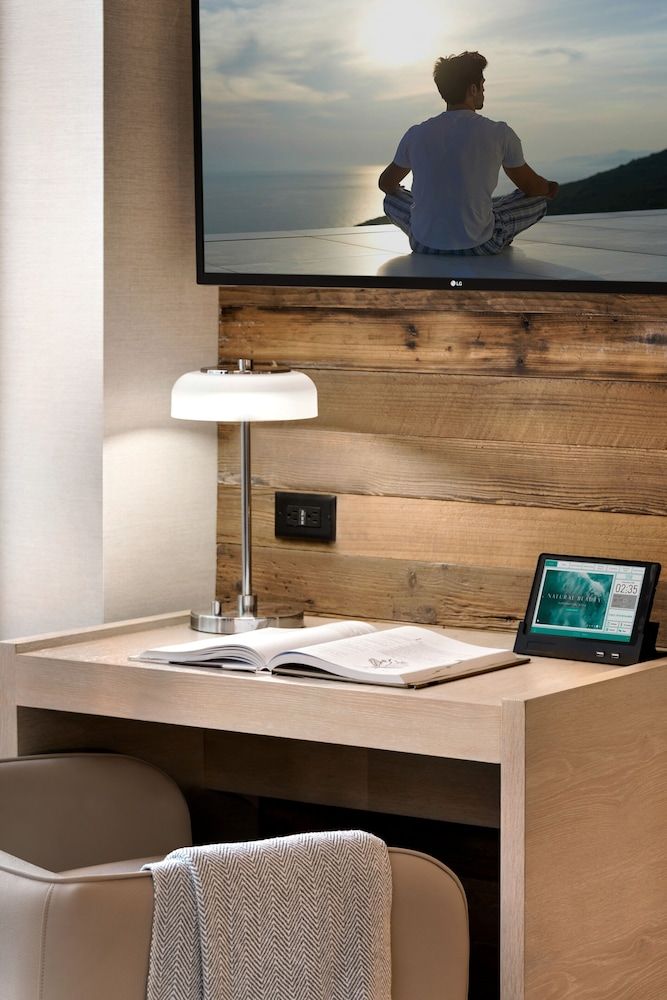 Seaside Hotel North Vancouver Deluxe Queen 5