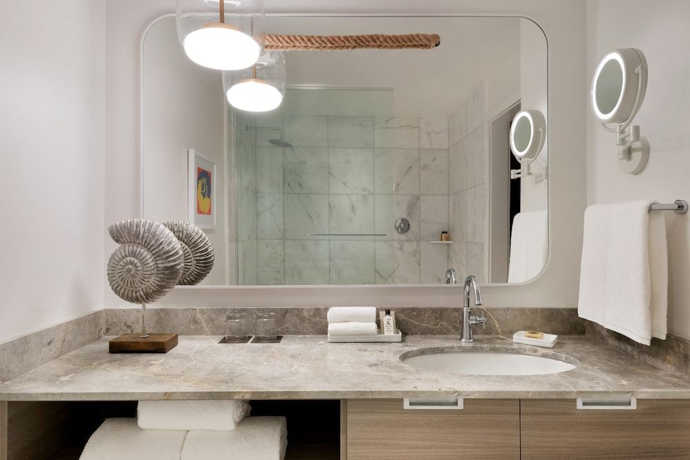 Seaside Hotel North Vancouver Deluxe Queen Accessible 2