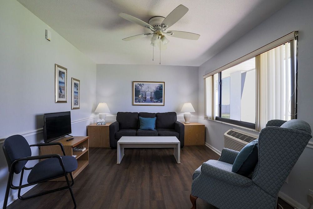 Coastal Waters Inn Comfort Suite 7