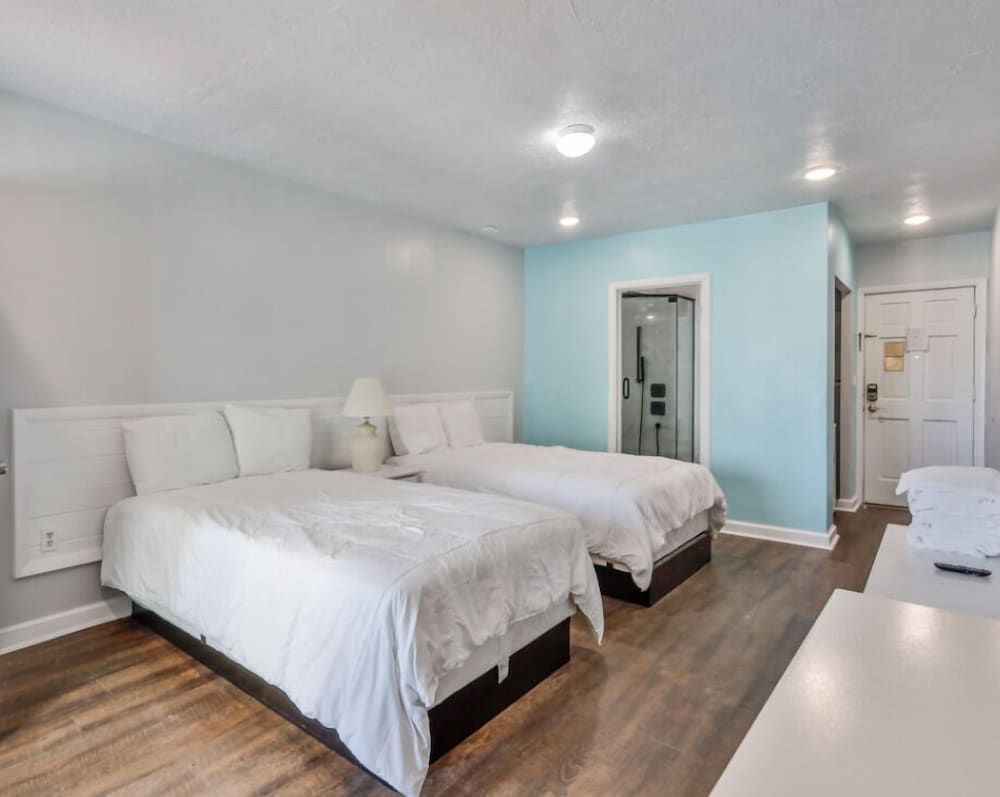 Coastal Waters Inn Classic Studio, 2 Queen Beds 2