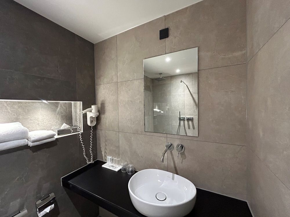 XO Hotels Blue Tower Standard Double Room, 1 Queen Bed 4