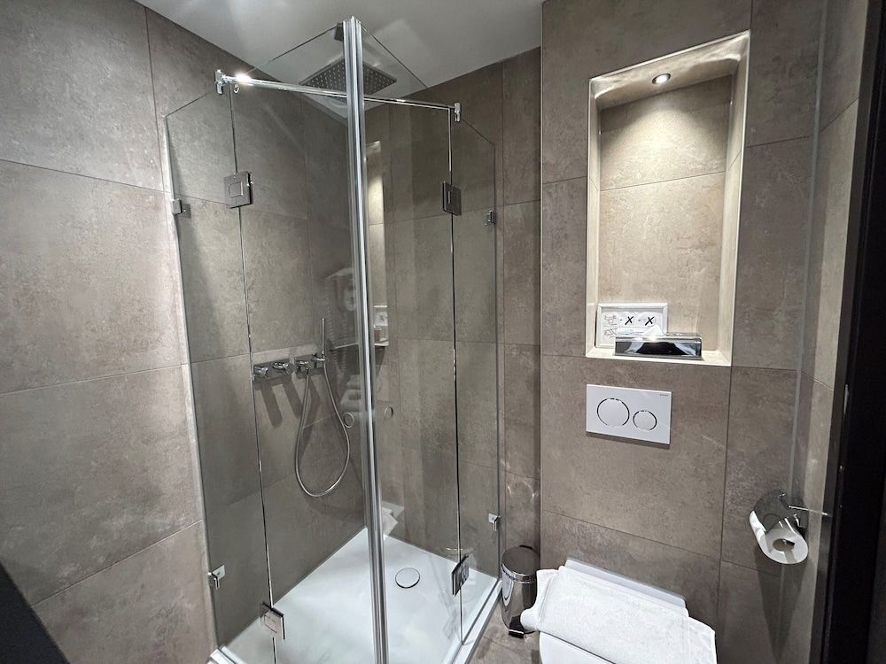 XO Hotels Blue Tower Standard Double Room, 1 Queen Bed 5