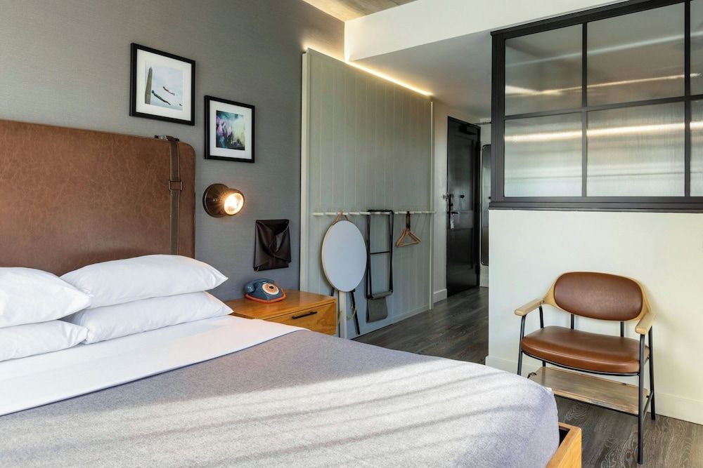 Room, 1 Queen Bed, Non Smoking, City View (Corner)