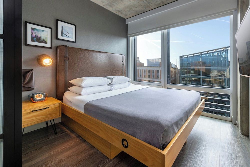 Room, 1 Queen Bed, City View, Corner (Mobility Accessible, Tub)