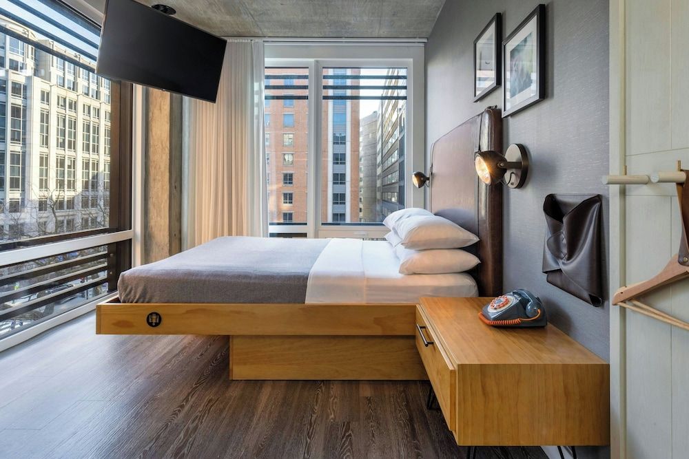 Room, 1 Queen Bed, City View, Corner (Mobility Accessible, Tub)