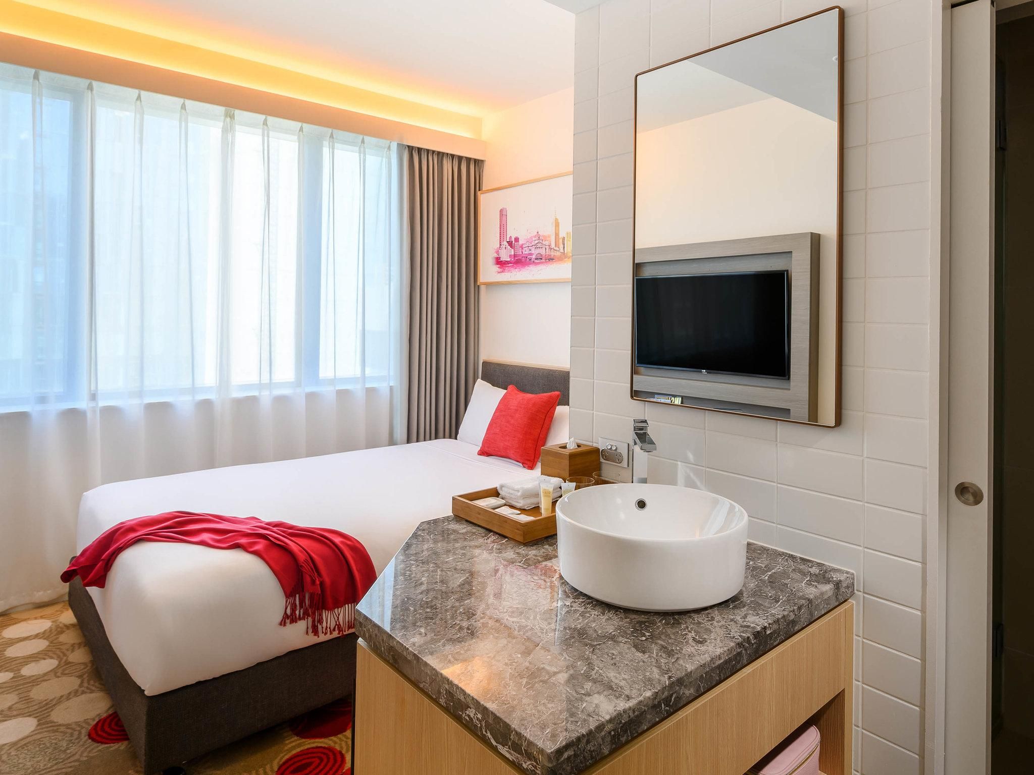 ibis Melbourne Central Compact Double Room 2