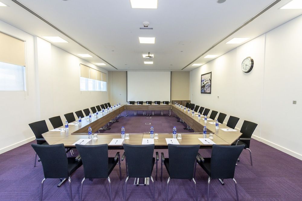 undefined Premier Inn Abu Dhabi Airport (Business Park) 8