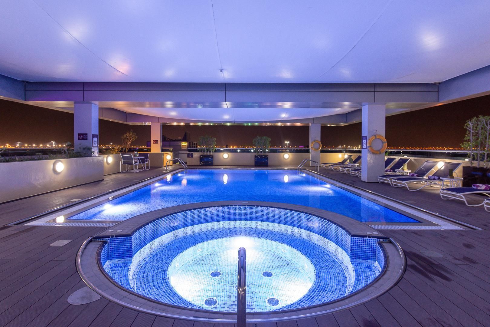 Swimming pool [outdoor]