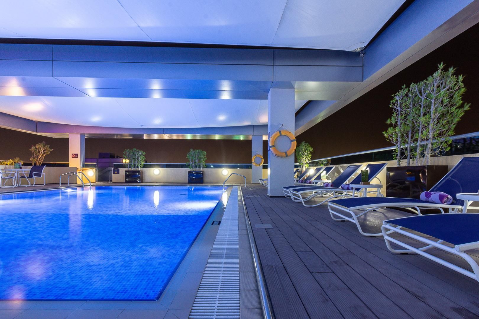 Swimming pool [outdoor]