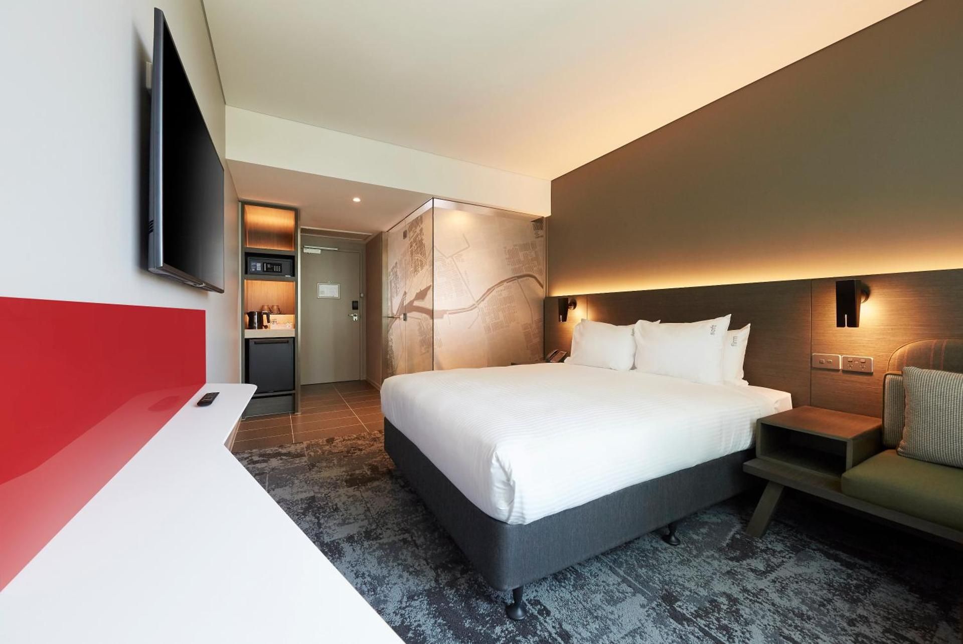 1 Queen Standard Accessible High Floor Free Breakfast