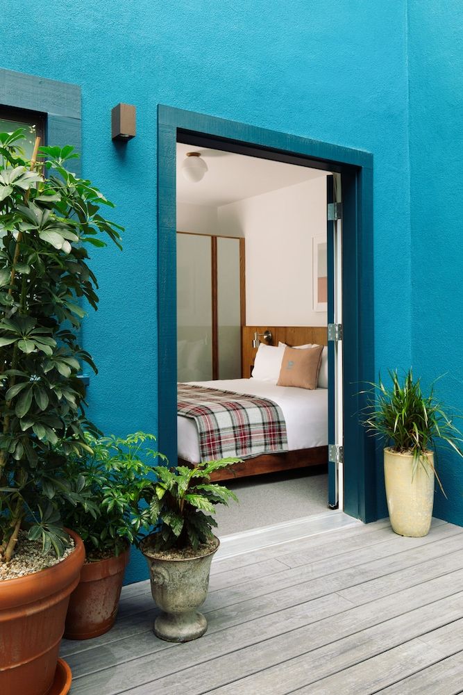 Palihotel Culver City Deluxe Room, 1 King Bed, Courtyard View (The Courtyard King ADA Roll-in Shower) 5