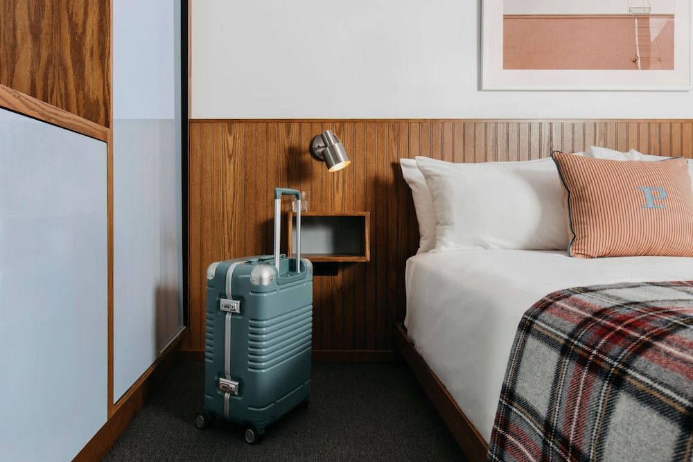 Palihotel Culver City Deluxe Room, 1 King Bed, Garden View (The Garden View King ADA) 6