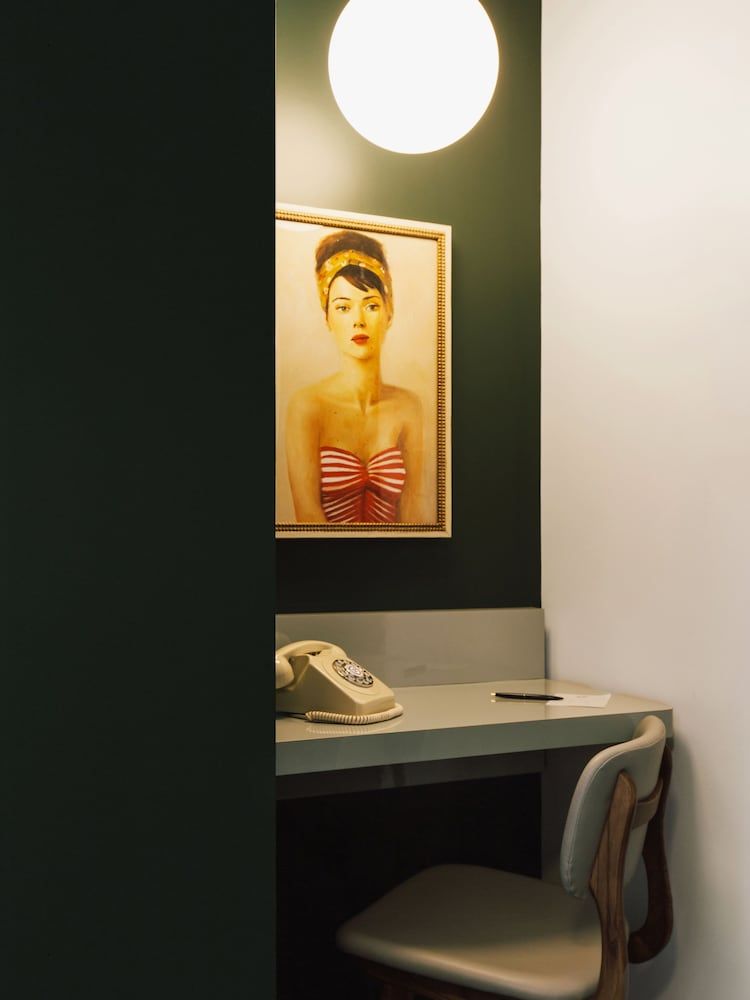 Palihotel Culver City Deluxe Room, 1 King Bed, Courtyard View (The Courtyard King ADA Roll-in Shower) 3