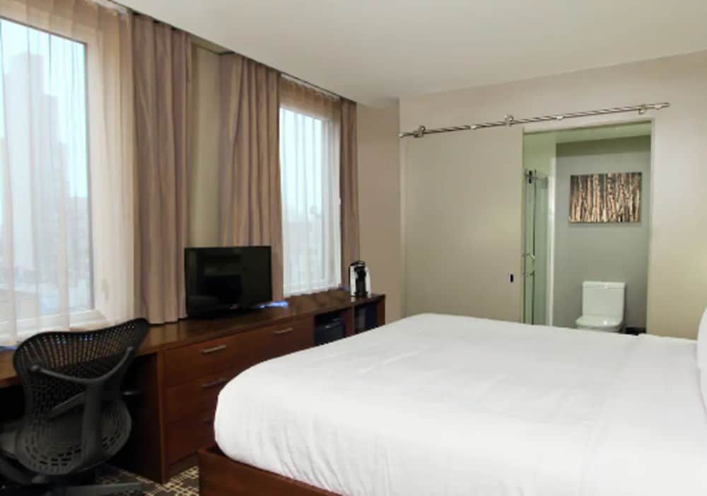 Room, 1 King Bed (Drinks & Snacks)