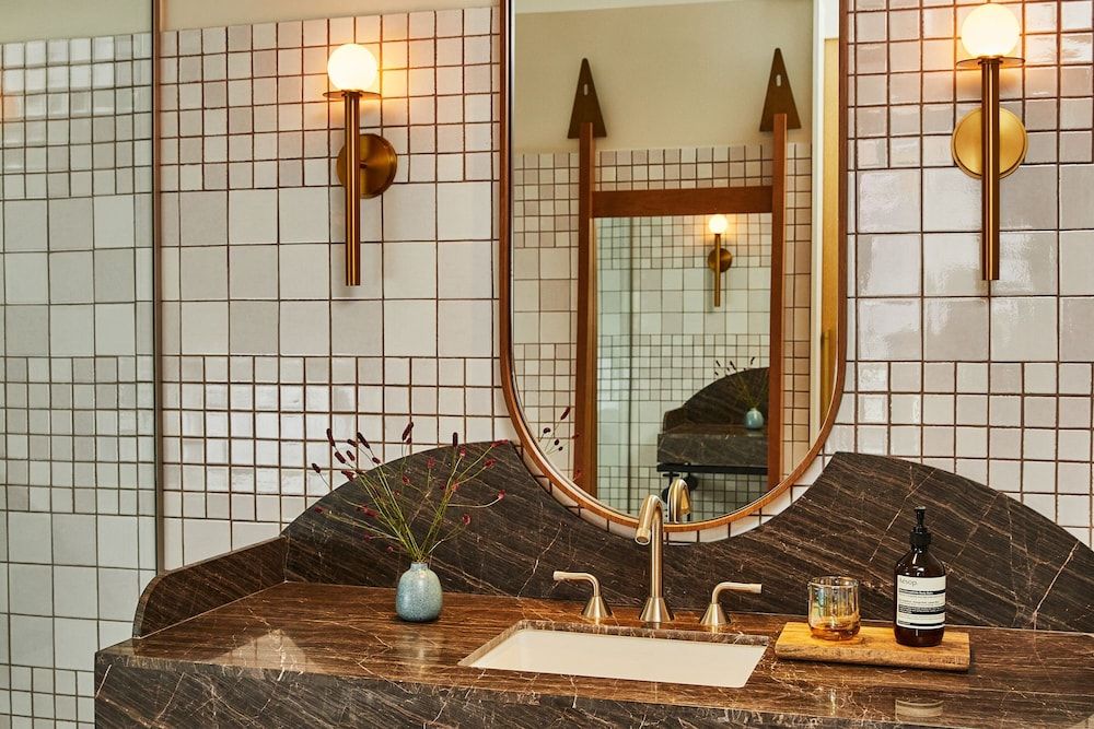 Downtown Los Angeles Proper Hotel, a Member of Design Hotels Deluxe Room, 1 Queen Bed 3