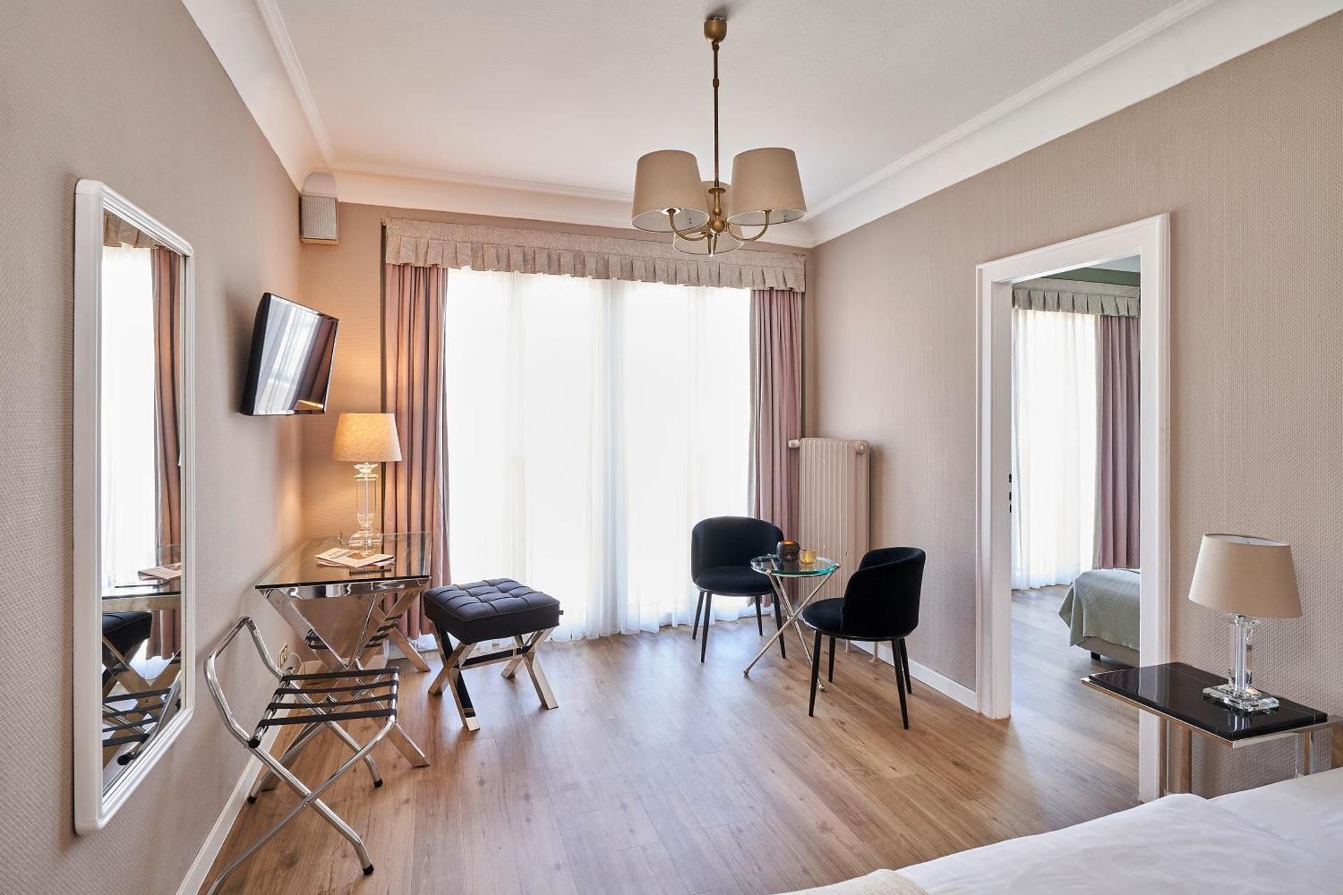 undefined Hotel Monopol 8