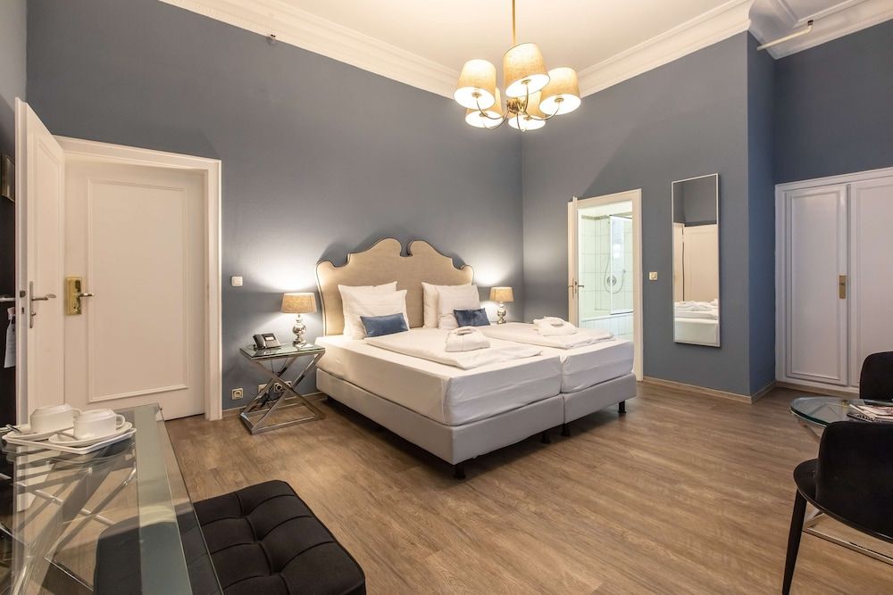 undefined Hotel Monopol 9