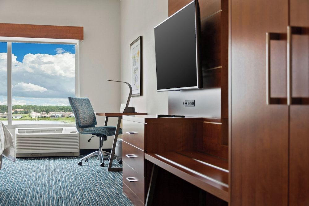 Holiday Inn Express & Suites Orlando - Lake Buena Vista by IHG Standard Room 4