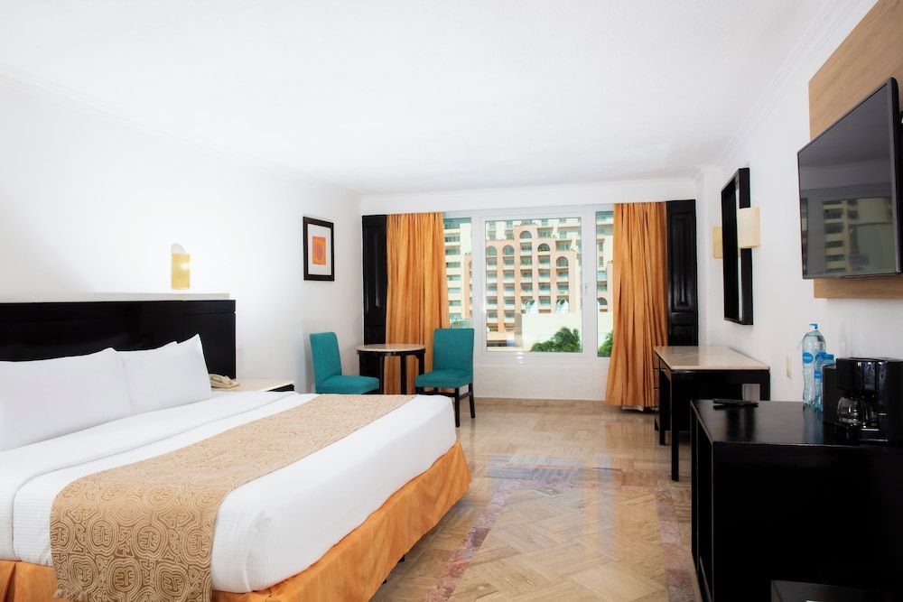 Krystal Cancun All Inclusive Standard Room, 1 King Bed, City View 6