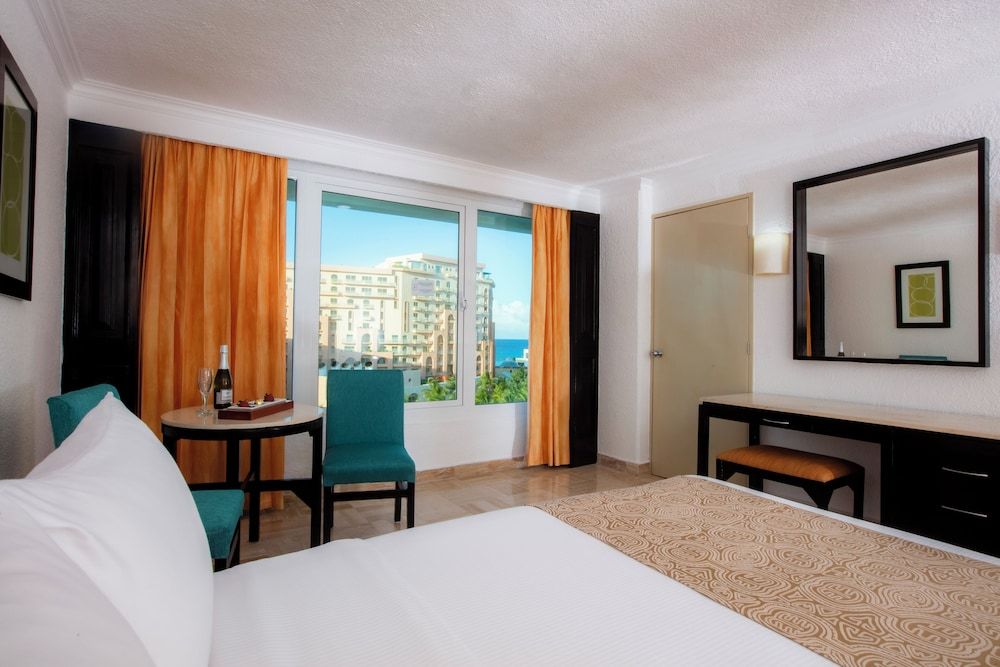 Krystal Cancun All Inclusive Standard Room, 1 King Bed, City View 3