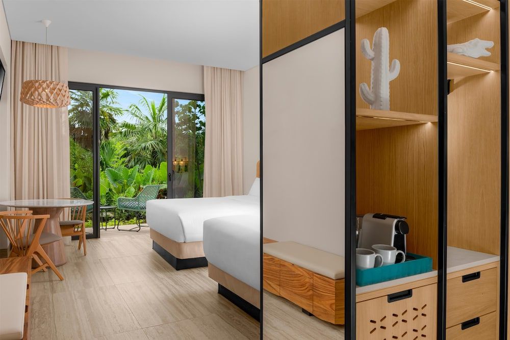 Club Room, 2 Queen Beds, Nature View