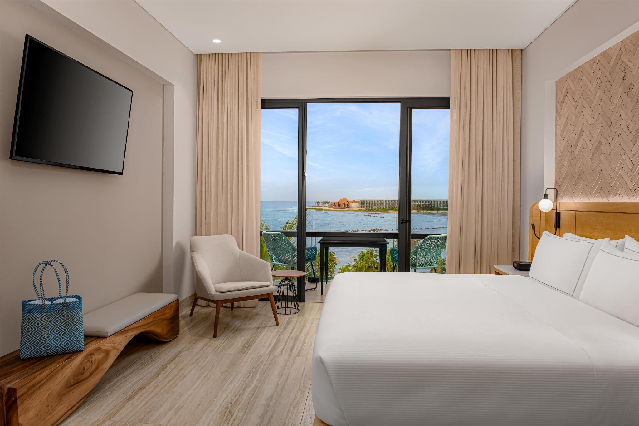GOVERNORS SUITE- KING BED