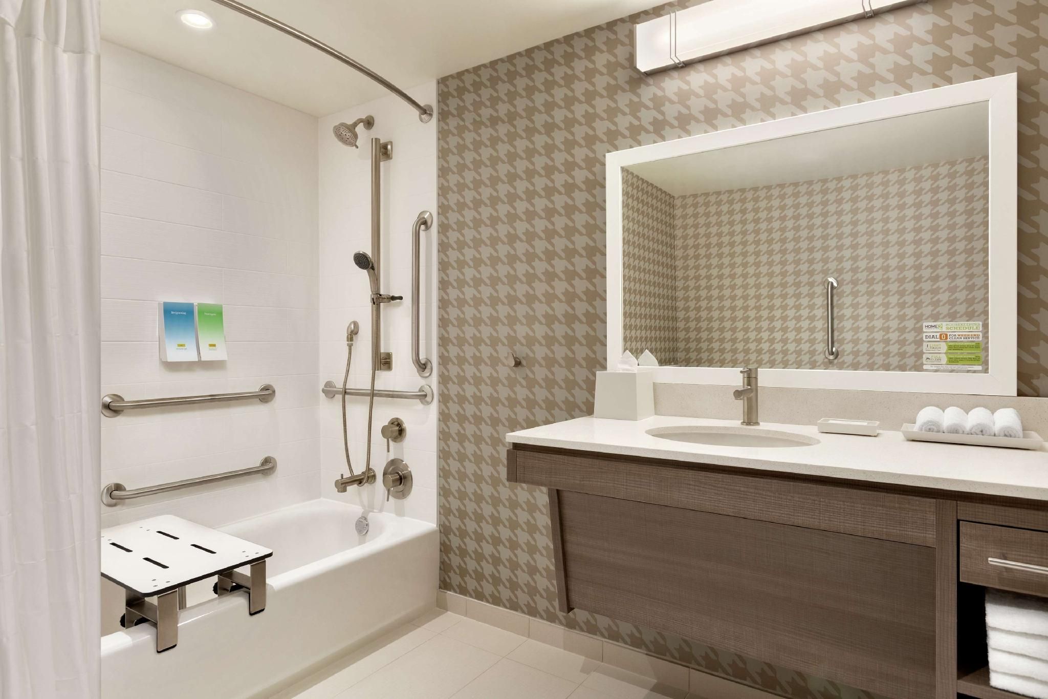 1 Queen Accessible Bathtub Studio City View