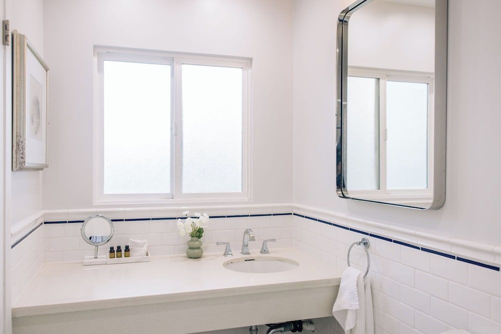 Bayside Hotel Garden Room 2 Beds & Kitchen 3