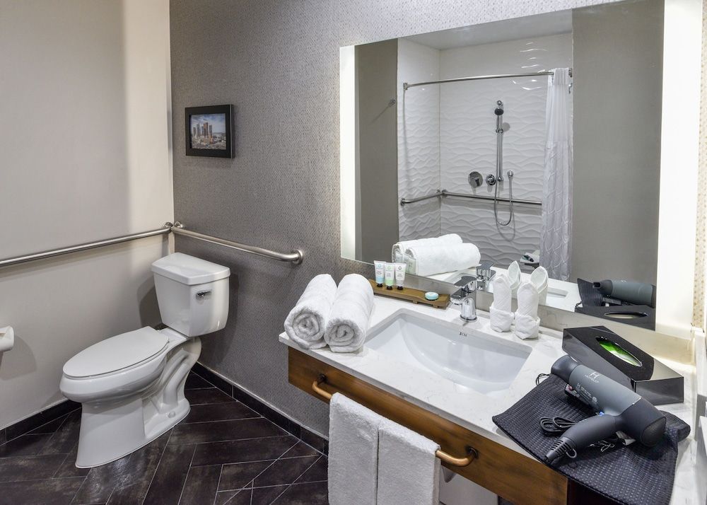 Hollywood Inn Suites Hotel Room, 1 King Bed, Accessible 8