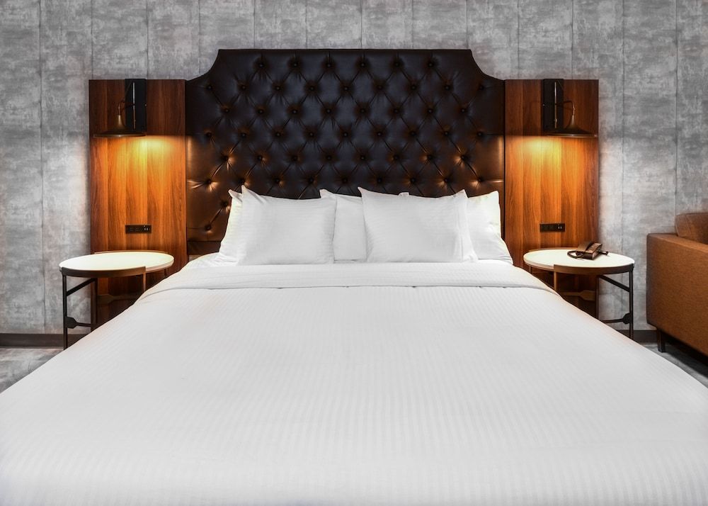 Hollywood Inn Suites Hotel Room, 1 King Bed, Accessible 2