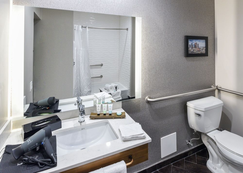 Hollywood Inn Suites Hotel Room, 1 King Bed, Accessible 9